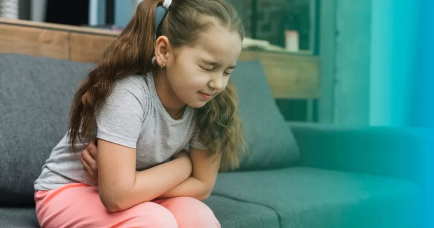 colitis en niños imagen de niña con dolor de estomago
